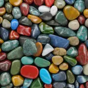 虽然大多数情况下我们所见到的托帕石都是绿色或者蓝色的但事实上它们可以呈现出各种各样不同的色彩组合形式包括红色黄色等你认为这些多彩的托帕石更具吸引力吗？