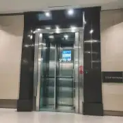 如何确保进入电梯的人员不会因为不熟悉操作而被困住或者造成伤害呢？