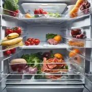 如果有一些难以清除的食物残留物该如何处理它们以避免损坏冰箱内部部件或导致异味产生？