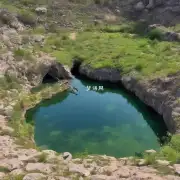 在房子后面的湖泊中发现一个洞穴这个洞穴似乎是自然形成的而不是人为建造而成的这表明了什么？