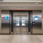 在大型商场中使用电梯时如果门关闭后发现没有进出人员怎么办？