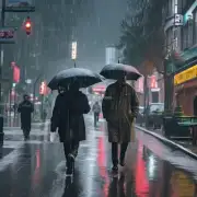 一个走路的人被大雨淋湿了衣服和鞋子后会感到很冷吗？
