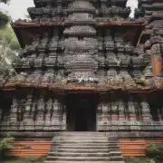 哪些寺庙被认为与 什么相关联？